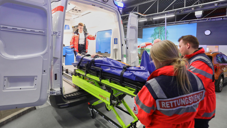 Notfallsanitäter stehen am RTW