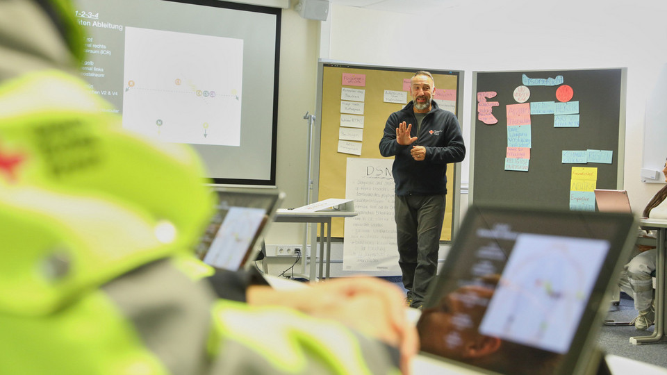 Auszubildende sitzen vor ihren Tablets