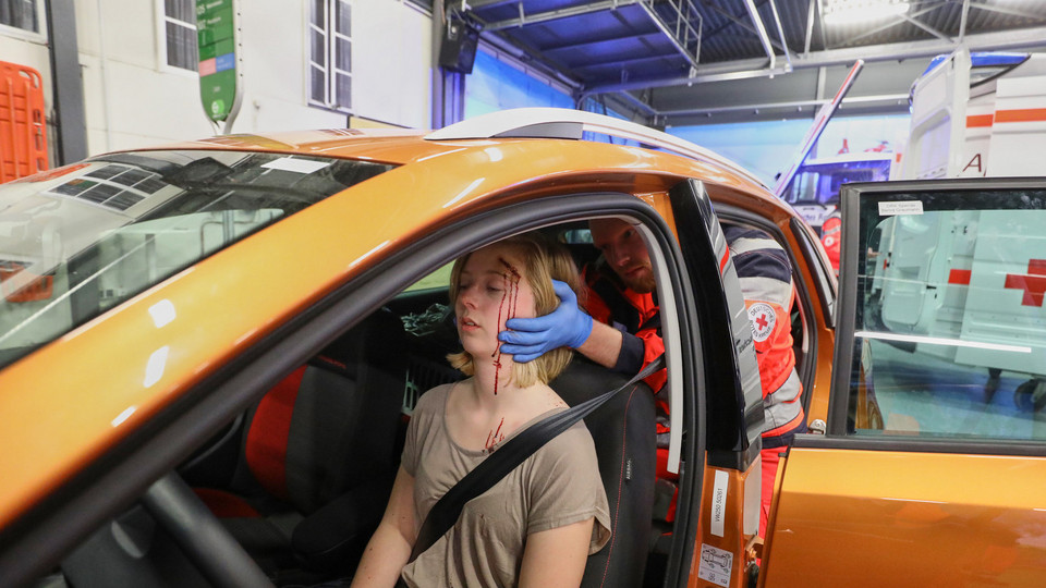 Mime simuliert Unfallopfer an der DRK Rettungsschule