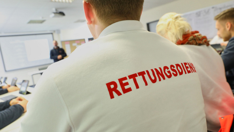 Bild vom Schriftzug Rettungsdienst auf einem Sweatshirt