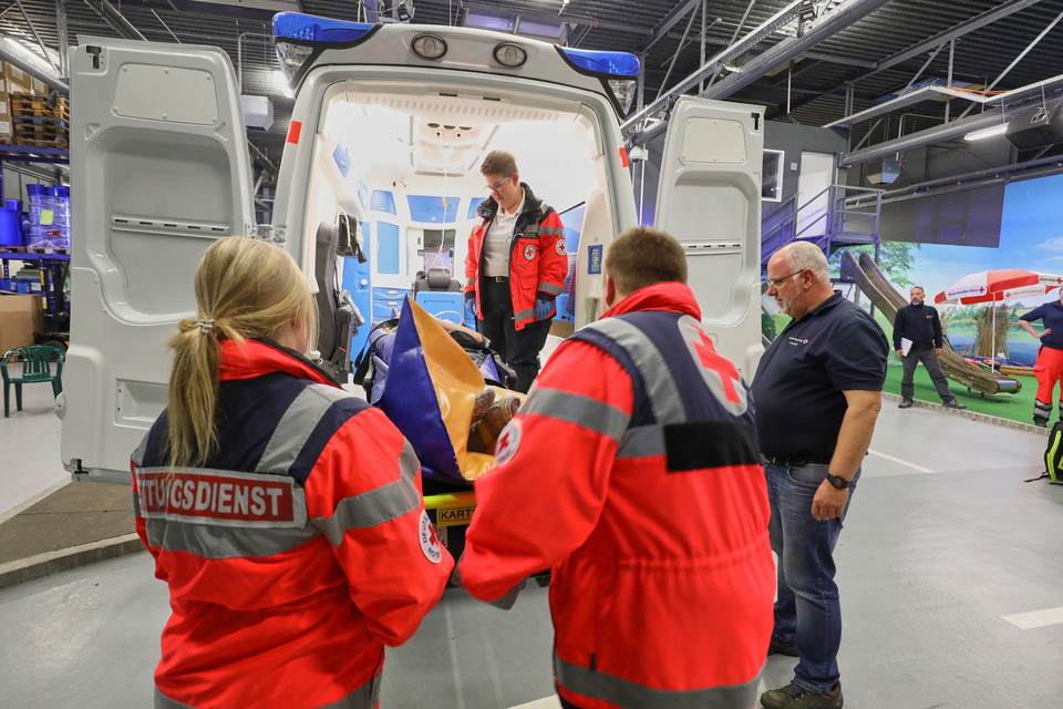 Rettungssanitäter schieben einen Verletzten in den Rettungswagen