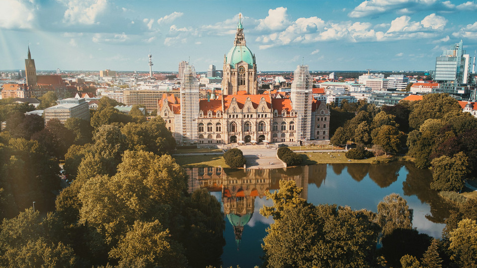 Blick auf Hannover, das neue Rathaus und den Maschsee