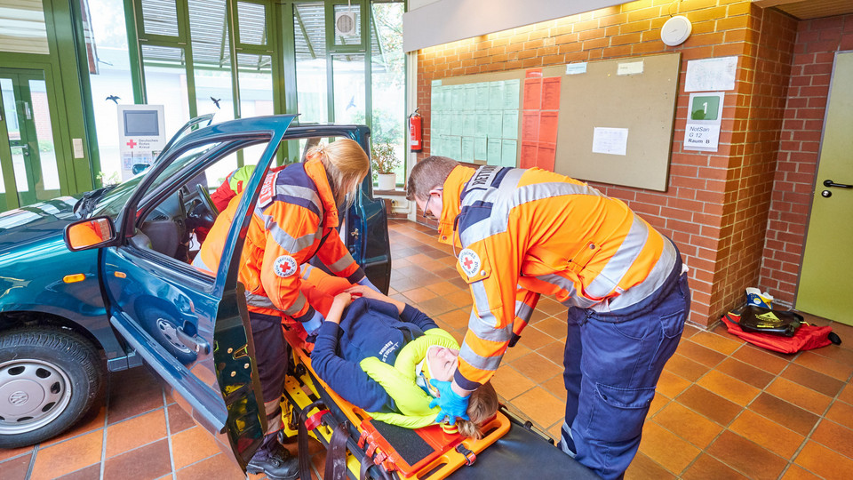 Notfallsanitäter in der Ausbildung in der Rettungsschule in Goslar