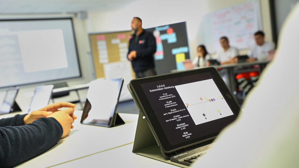 Blick auf ein Tablet mit Unterrichtsinhalten