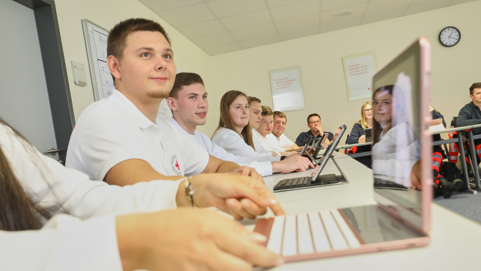 Schüler im Rettungsdienstunterricht 