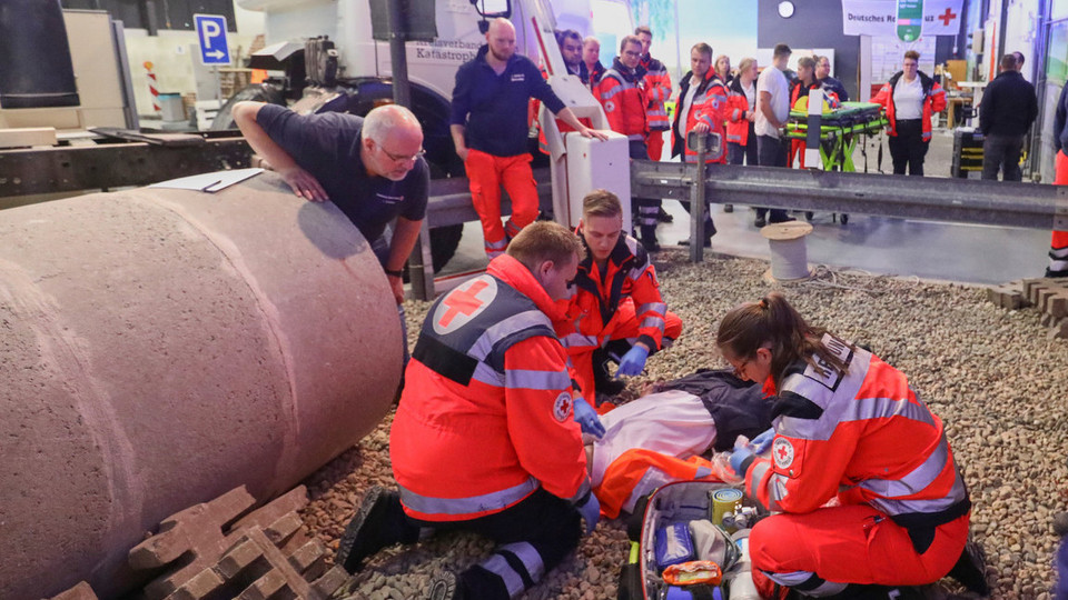 Notfallsanitäterauszubildende im Simulationstraining