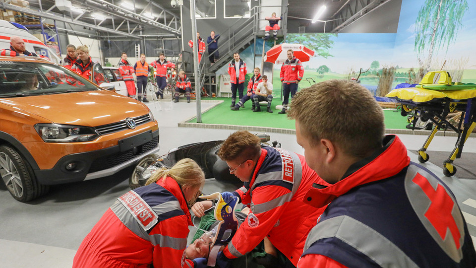 Auszubildende der Rettungsschule in Hannover bei einer Fallsimulation