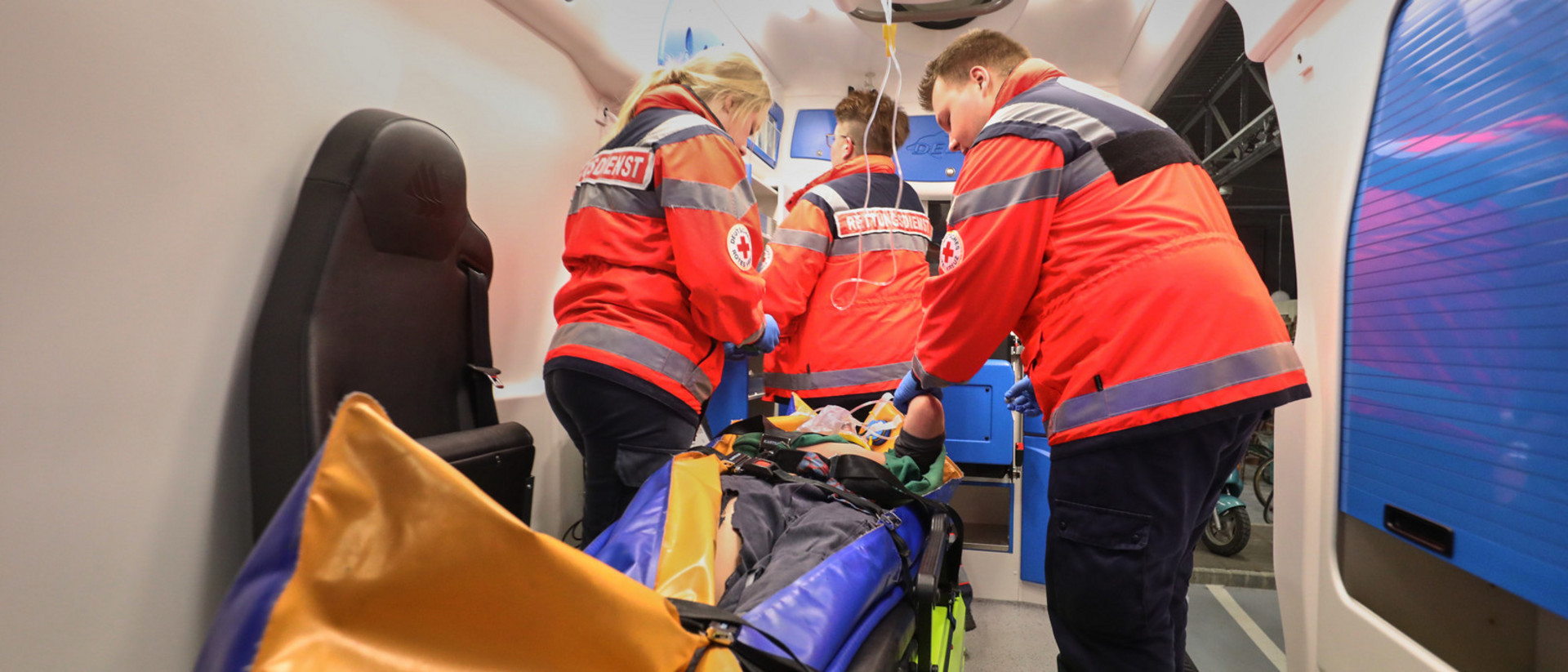 Rettungsschüler simulieren die Bergung eines Verletzten im Simulationszentrum in Hannover