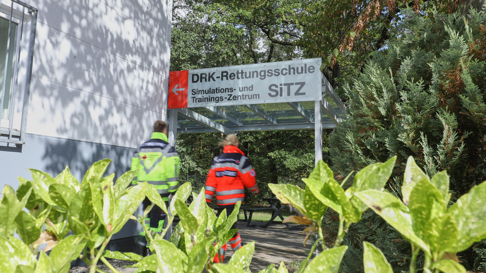 Zwei Personen gehen zum Eingang vom SiTZ