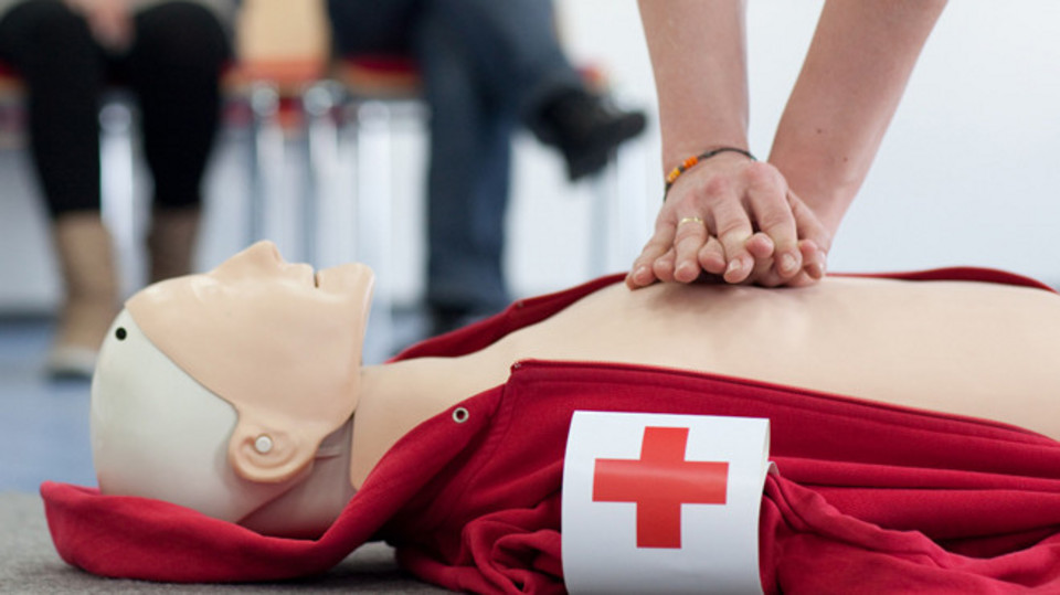 Reanimation bei DRK-Puppe